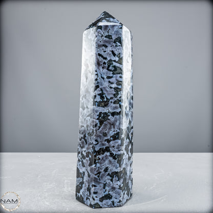 Natürlicher Merlinit (Gabbro) Kristall Obelisk - 2289,75 g