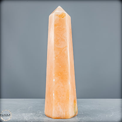 Natürlicher Orangencalcit Kristall-Obelisk - 894,77 g