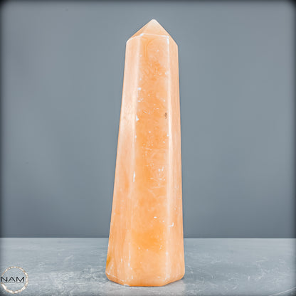 Natürlicher Orangencalcit Kristall-Obelisk - 894,77 g