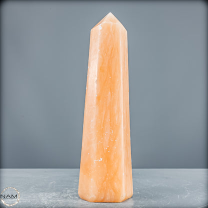 Natürlicher Orangencalcit Kristall-Obelisk - 894,77 g