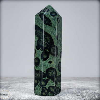 Natürlicher  Kambaba-Jaspis Obelisk - 516,23g