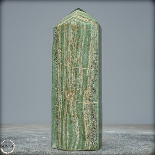 Natürlicher Gebänderter Kambaba-Jaspis Obelisk - 888,77g