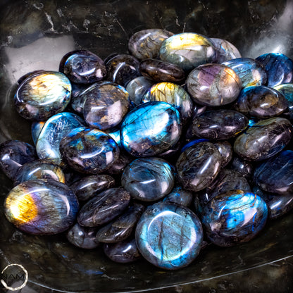 Trommelsteine Labradorit – Faszinierendes Farbspiel mit intensivem blauem und goldenem Schimmer
