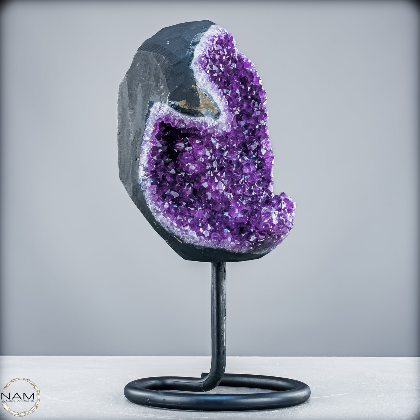 Natürliche Amethyst-Kristalle/Druse auf Ständer - 5488,37 g