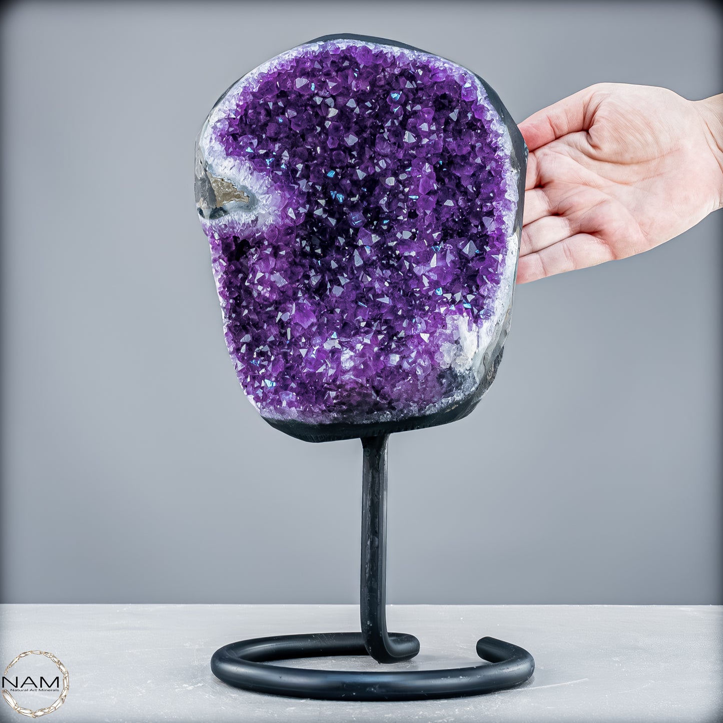 Natürliche Amethyst-Kristalle/Druse auf Ständer - 5488,37 g