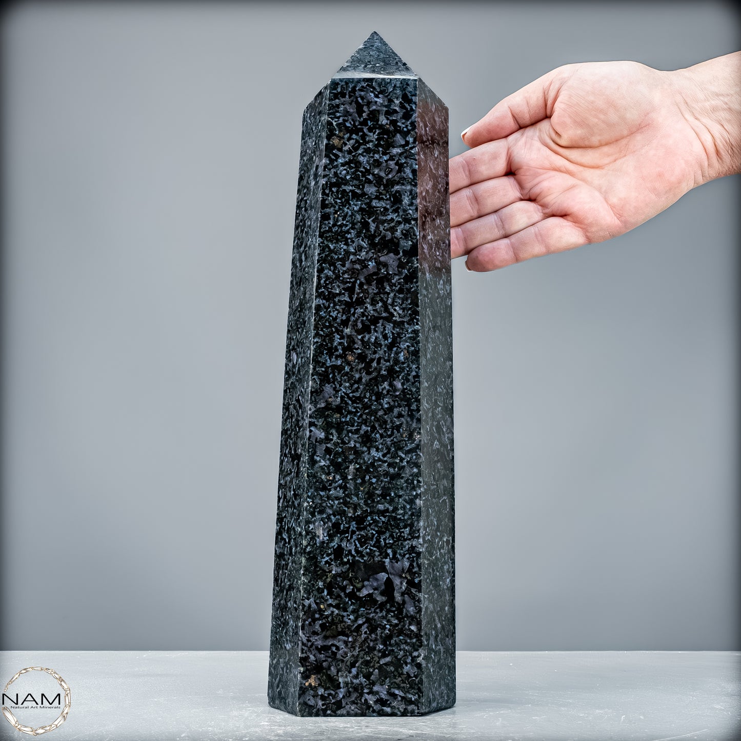 Natürlicher Merlinit (Gabbro) Kristall Obelisk - 3988,47 g