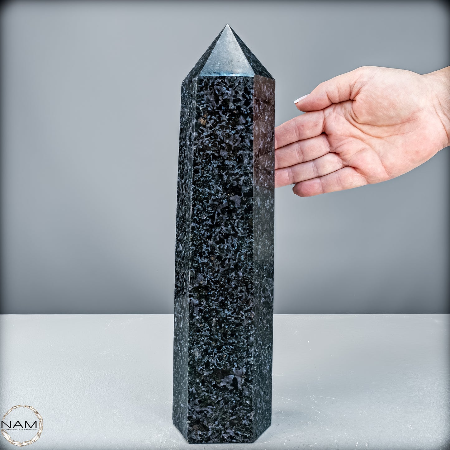 Natürlicher Merlinit (Gabbro) Kristall Obelisk - 3988,47 g