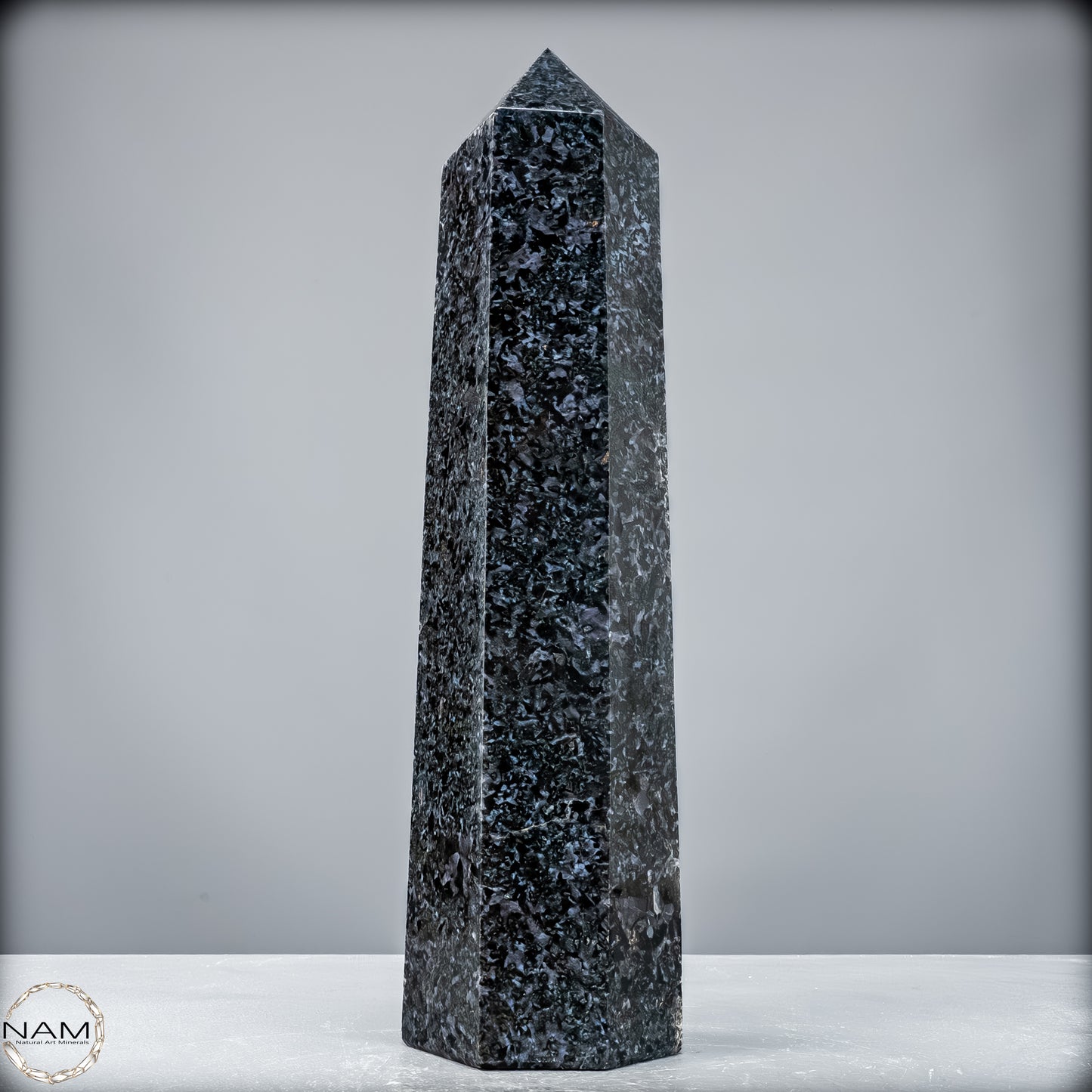 Natürlicher Merlinit (Gabbro) Kristall Obelisk - 3988,47 g
