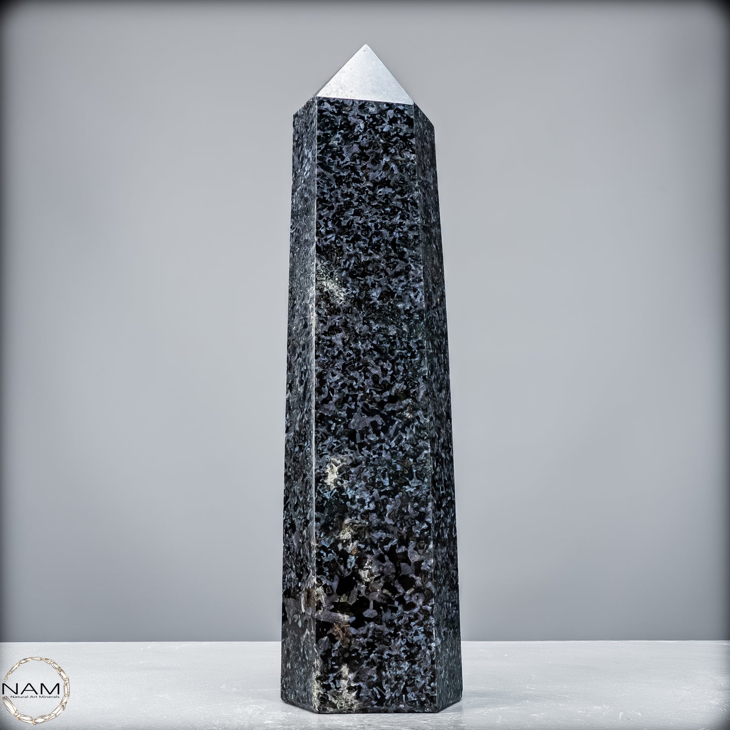 Natürlicher Merlinit (Gabbro) Kristall Obelisk - 3988,47 g