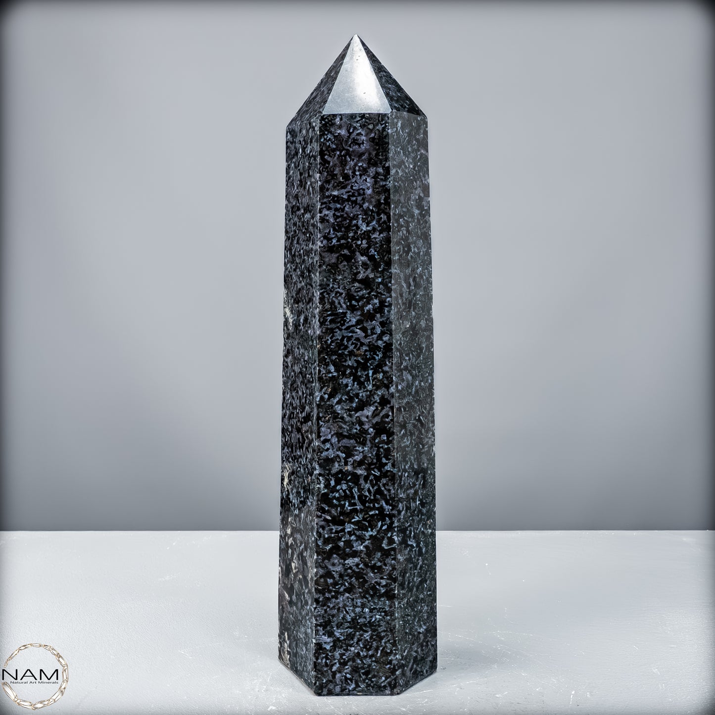 Natürlicher Merlinit (Gabbro) Kristall Obelisk - 3988,47 g