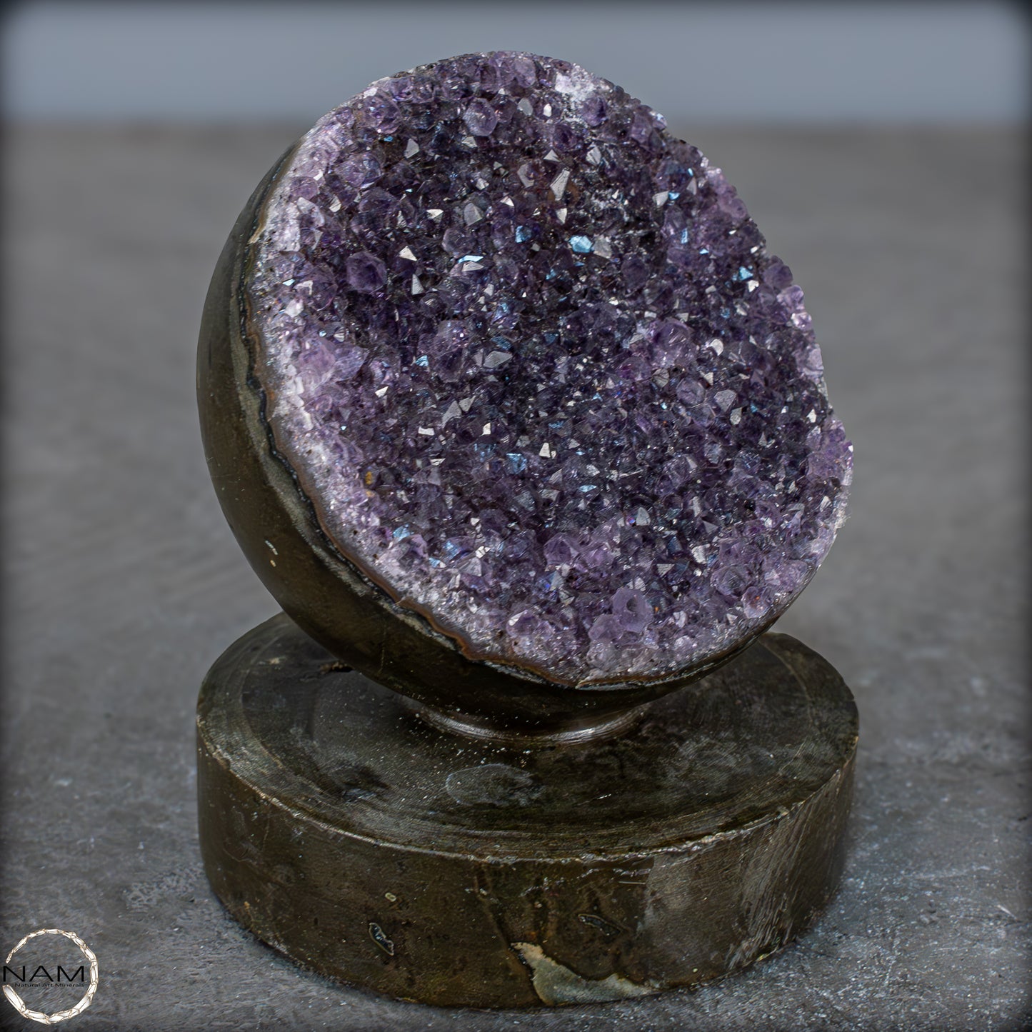 Amethyst-Kristall Druse auf Natürlichem Sockel, Spitzenqualität - 679,91g