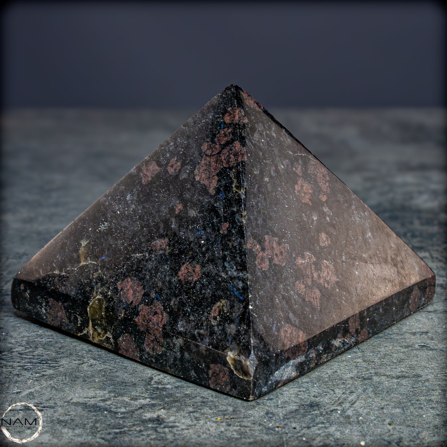 Natürliche Arfvedsonit und Granat-Kristall Pyramide, sehr selten - 657,82g