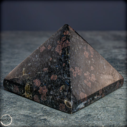 Natürliche Arfvedsonit und Granat-Kristall Pyramide, sehr selten - 657,82g