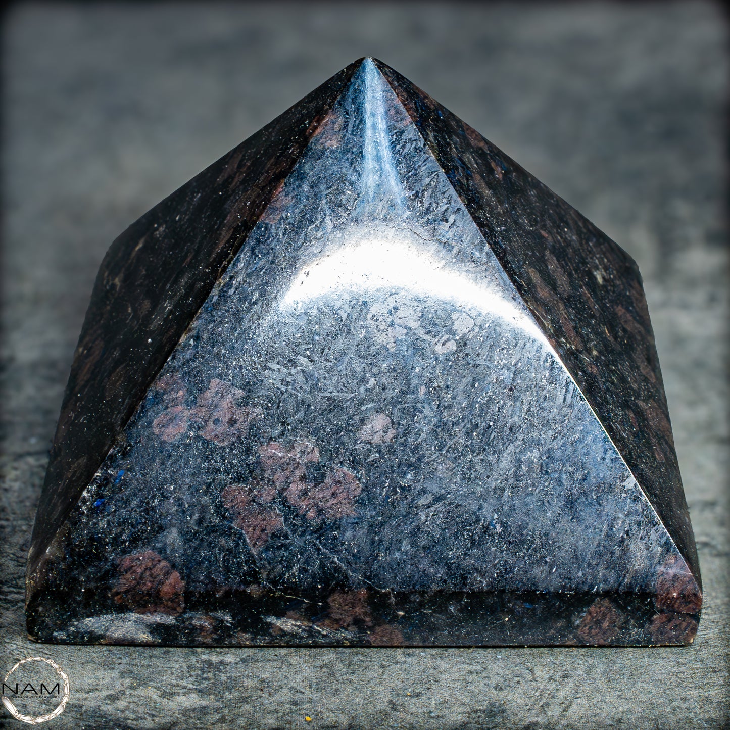 Natürliche Arfvedsonit und Granat-Kristall Pyramide, sehr selten - 657,82g
