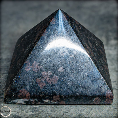 Natürliche Arfvedsonit und Granat-Kristall Pyramide, sehr selten - 657,82g