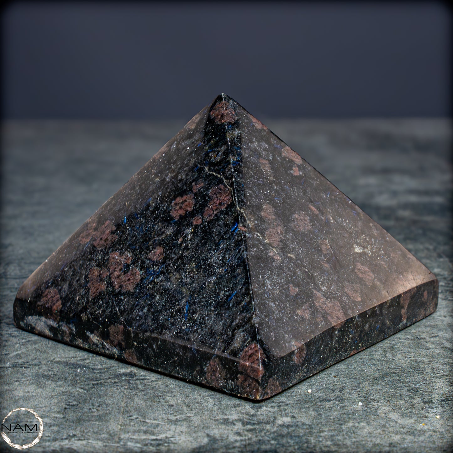 Natürliche Arfvedsonit und Granat-Kristall Pyramide, sehr selten - 657,82g