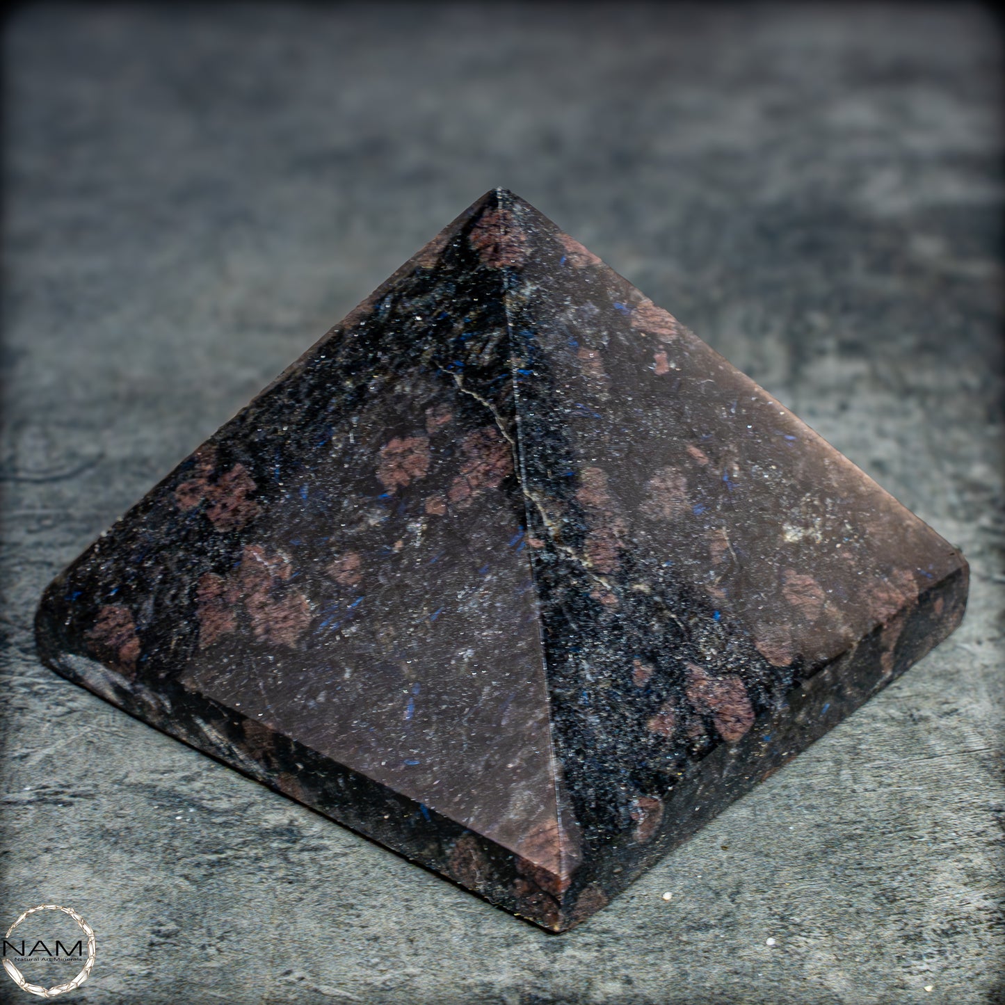Natürliche Arfvedsonit und Granat-Kristall Pyramide, sehr selten - 657,82g