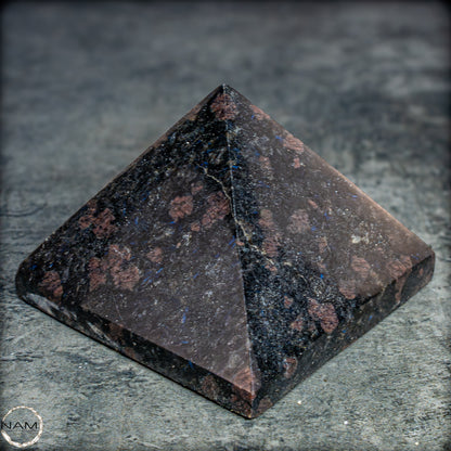 Natürliche Arfvedsonit und Granat-Kristall Pyramide, sehr selten - 657,82g