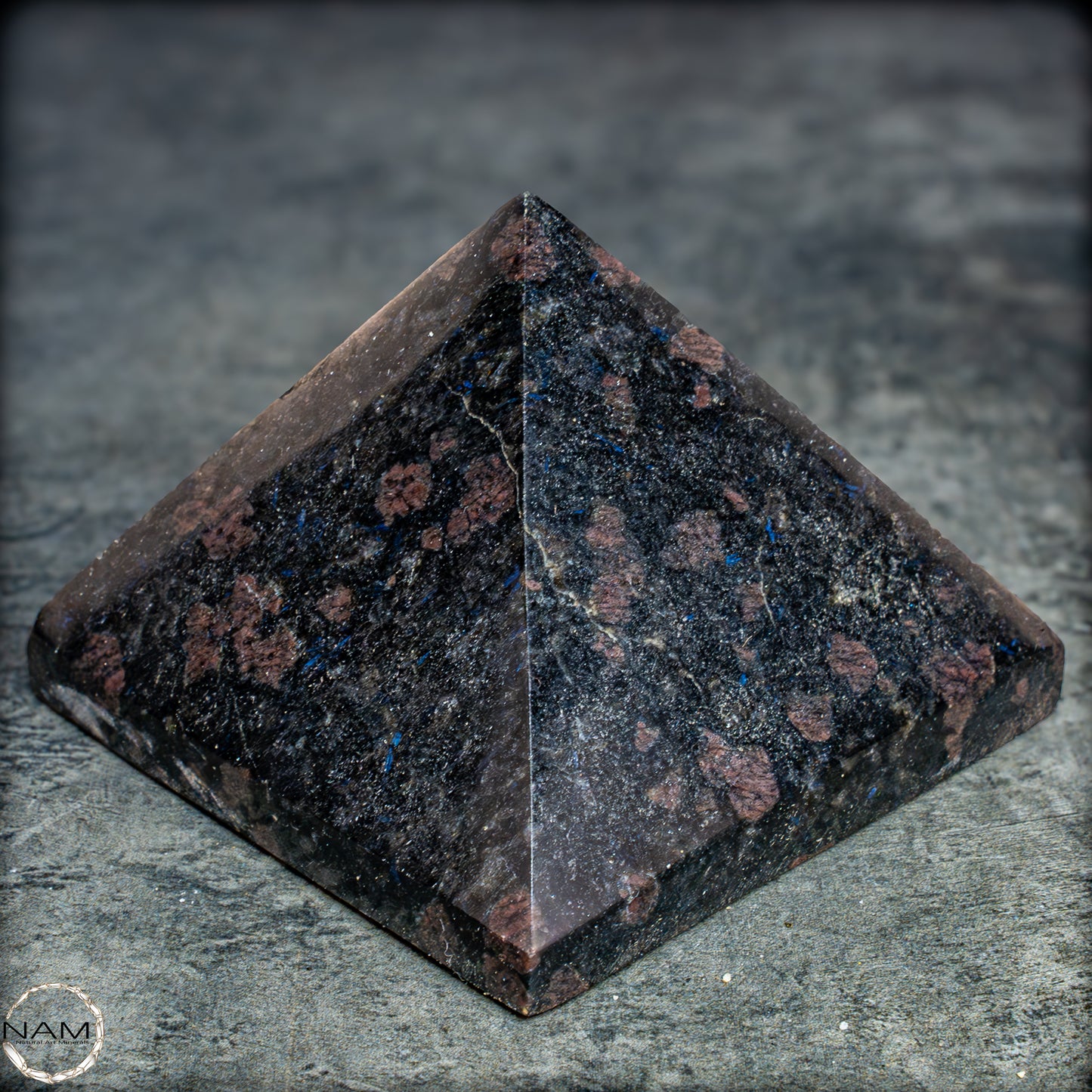 Natürliche Arfvedsonit und Granat-Kristall Pyramide, sehr selten - 657,82g