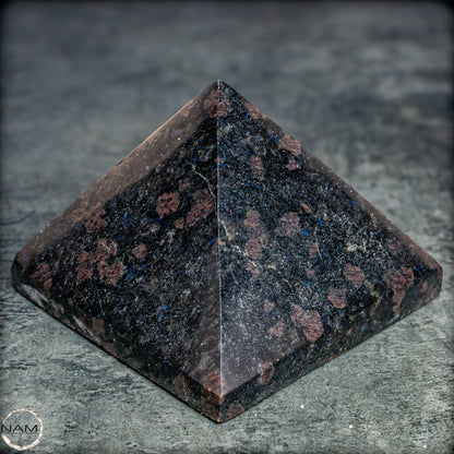 Natürliche Arfvedsonit und Granat-Kristall Pyramide, sehr selten - 657,82g