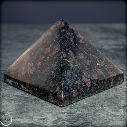 Natürliche Arfvedsonit und Granat-Kristall Pyramide, sehr selten - 657,82g