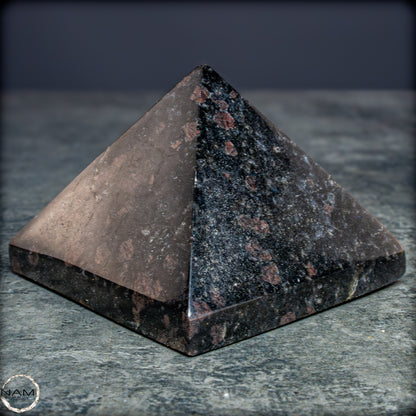 Natürliche Arfvedsonit und Granat-Kristall Pyramide, sehr selten - 657,82g