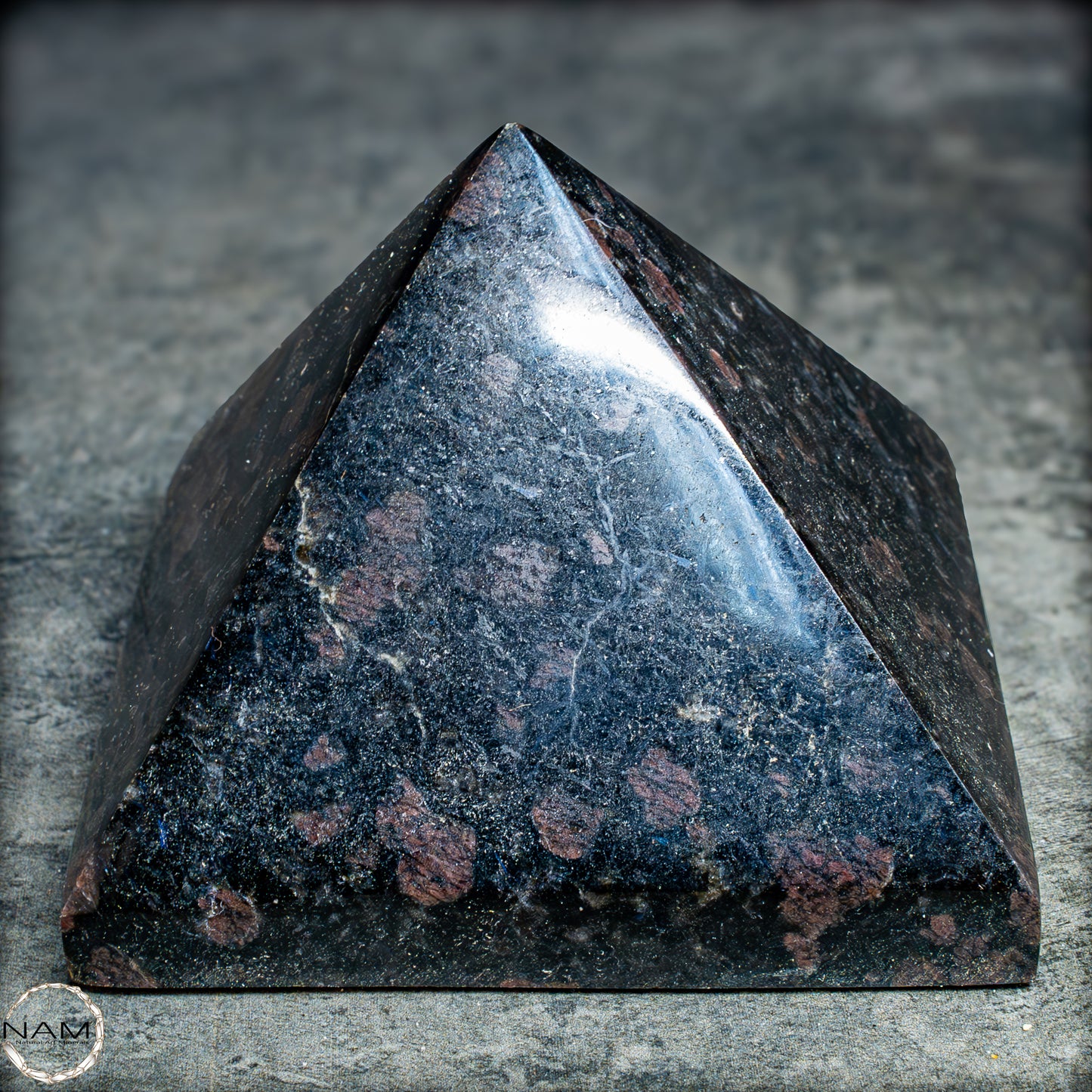 Natürliche Arfvedsonit und Granat-Kristall Pyramide, sehr selten - 657,82g