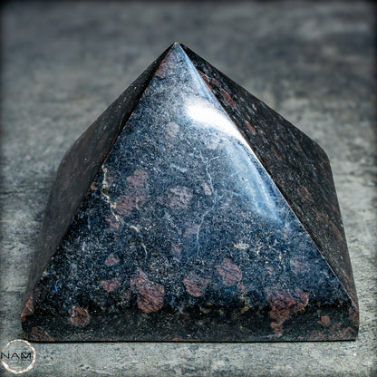 Natürliche Arfvedsonit und Granat-Kristall Pyramide, sehr selten - 657,82g