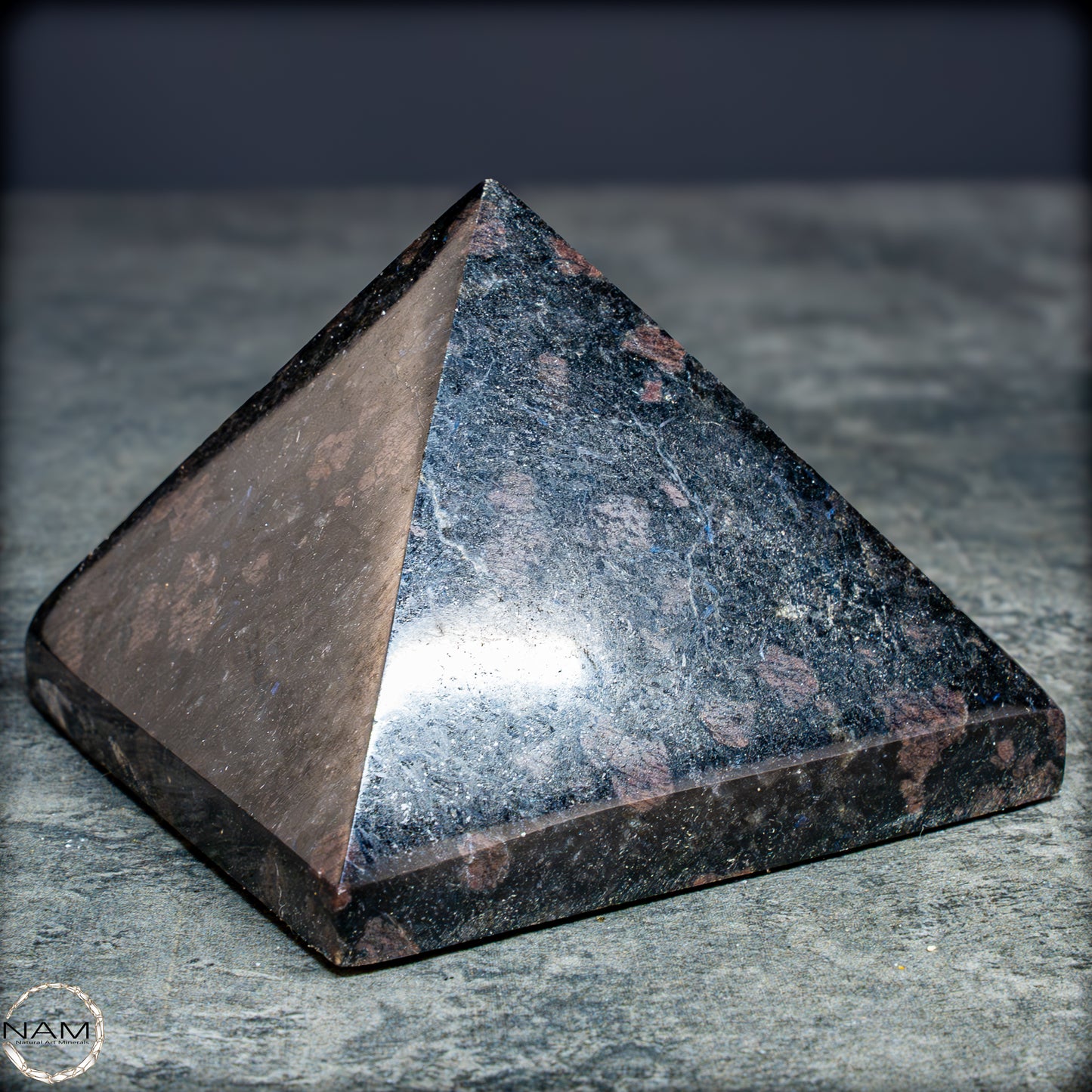 Natürliche Arfvedsonit und Granat-Kristall Pyramide, sehr selten - 657,82g