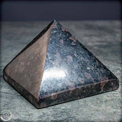 Natürliche Arfvedsonit und Granat-Kristall Pyramide, sehr selten - 657,82g