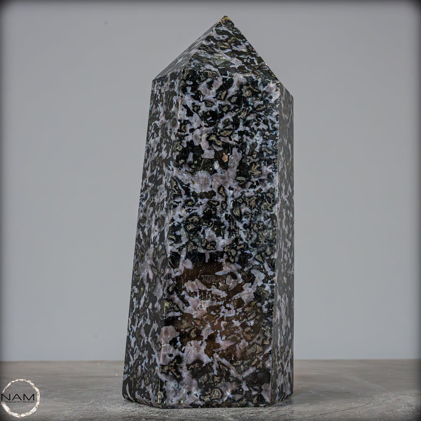 Natürlicher Merlinit (Gabbro) Kristall Obelisk - 2500,93g