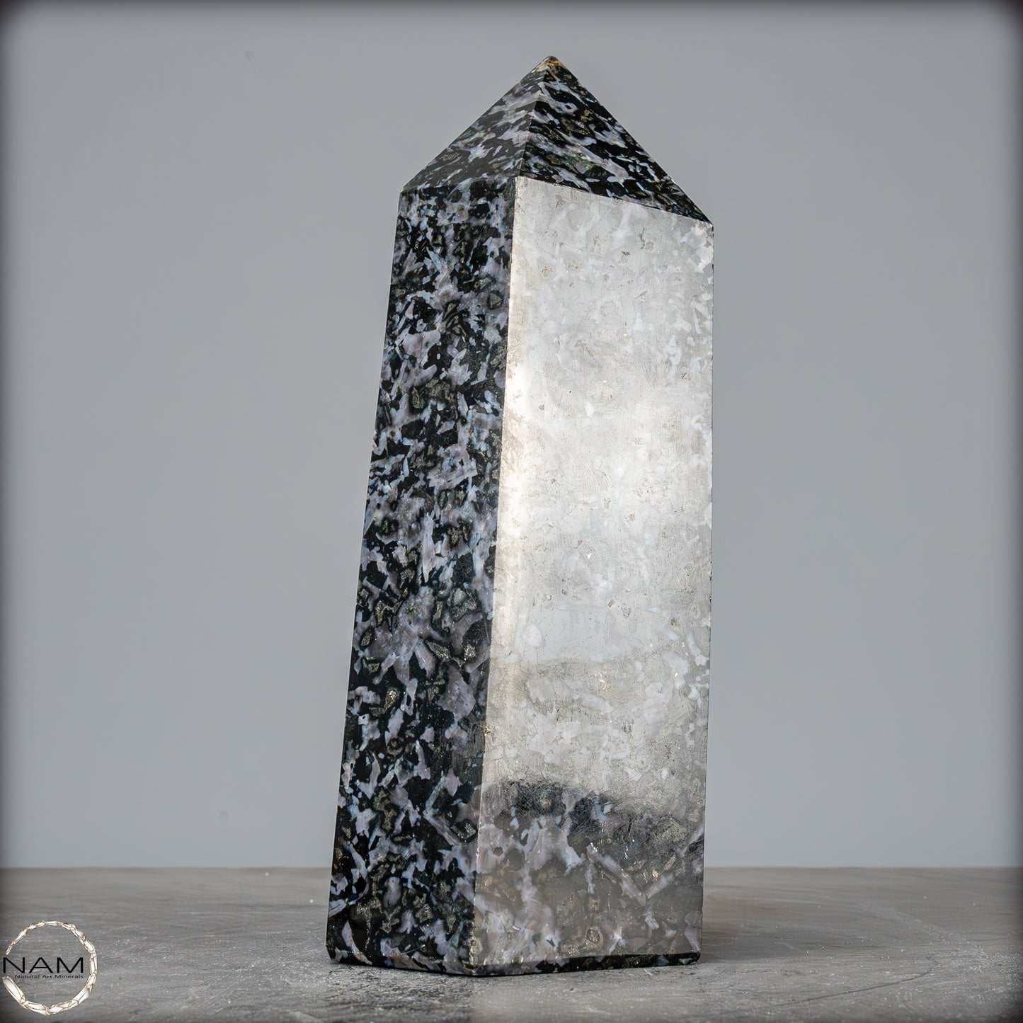 Natürlicher Merlinit (Gabbro) Kristall Obelisk - 2500,93g