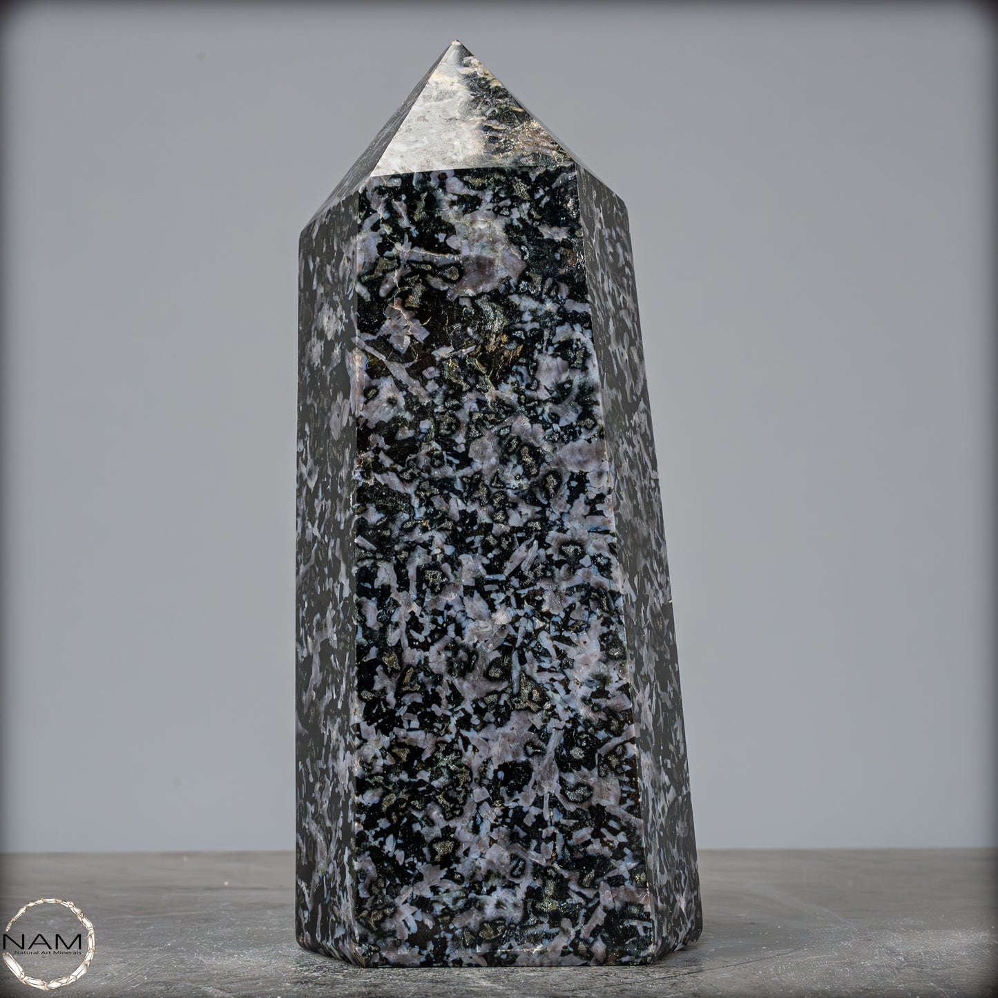 Natürlicher Merlinit (Gabbro) Kristall Obelisk - 2500,93g