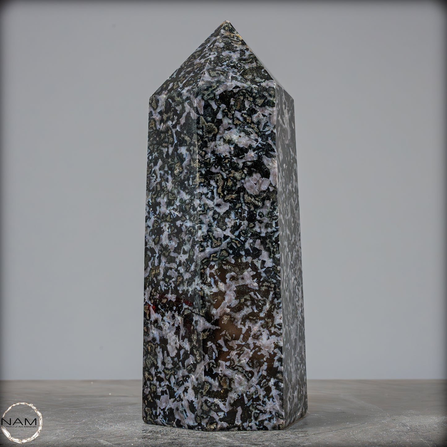 Natürlicher Merlinit (Gabbro) Kristall Obelisk - 2500,93g