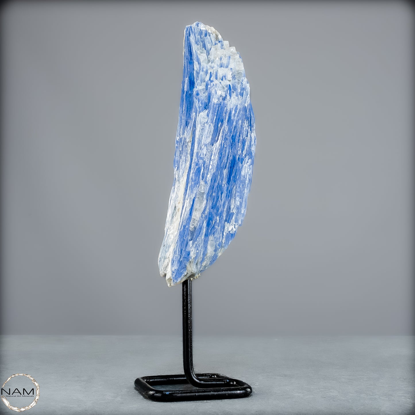 Natürlicher Kyanit-Kristall Cluster auf Ständer aus Brasilien - 487,11g