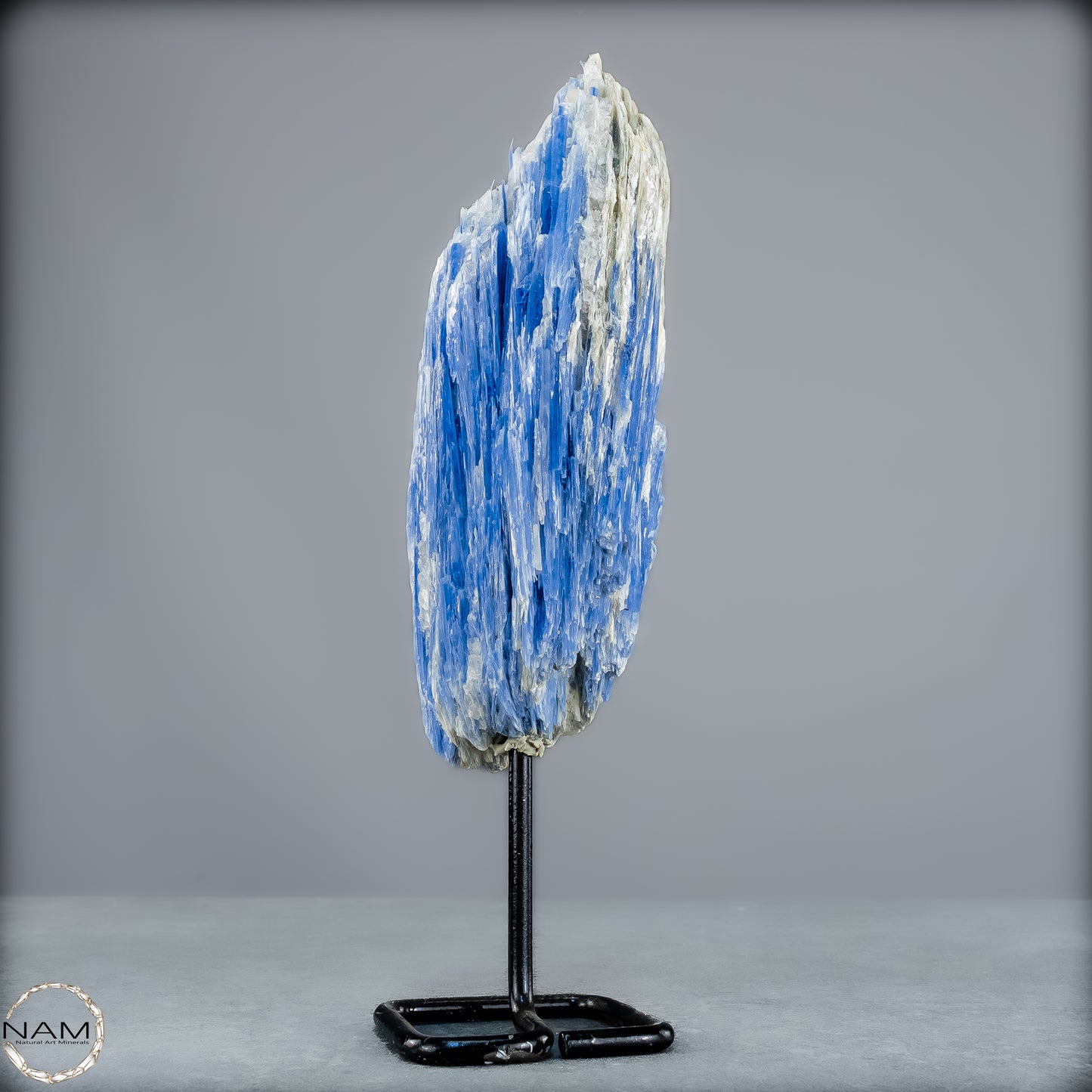 Natürlicher Kyanit-Kristall Cluster auf Ständer aus Brasilien - 487,11g