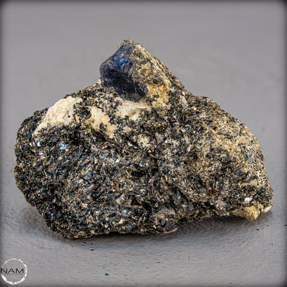 Natürlicher Seltener Saphirekristall auf Matrix - 62,04g