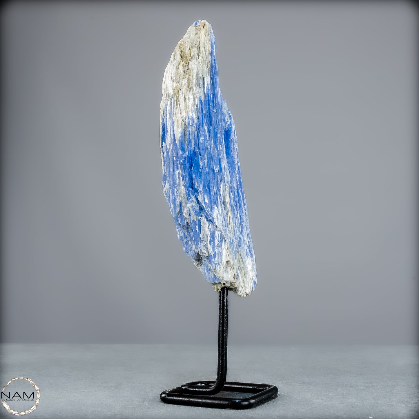 Natürlicher Kyanit-Kristall Cluster auf Ständer aus Brasilien - 487,11g