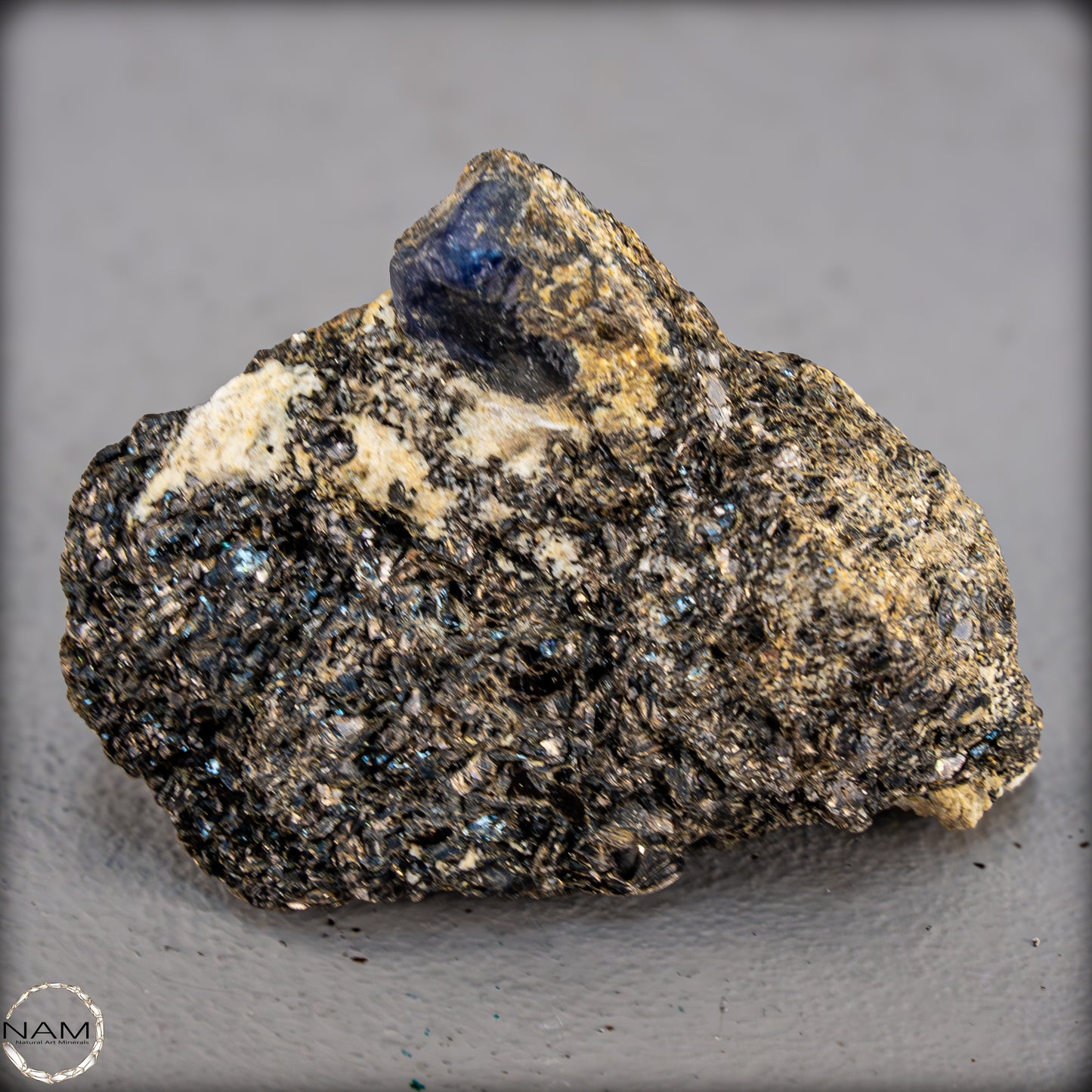 Natürlicher Seltener Saphirekristall auf Matrix - 62,04g