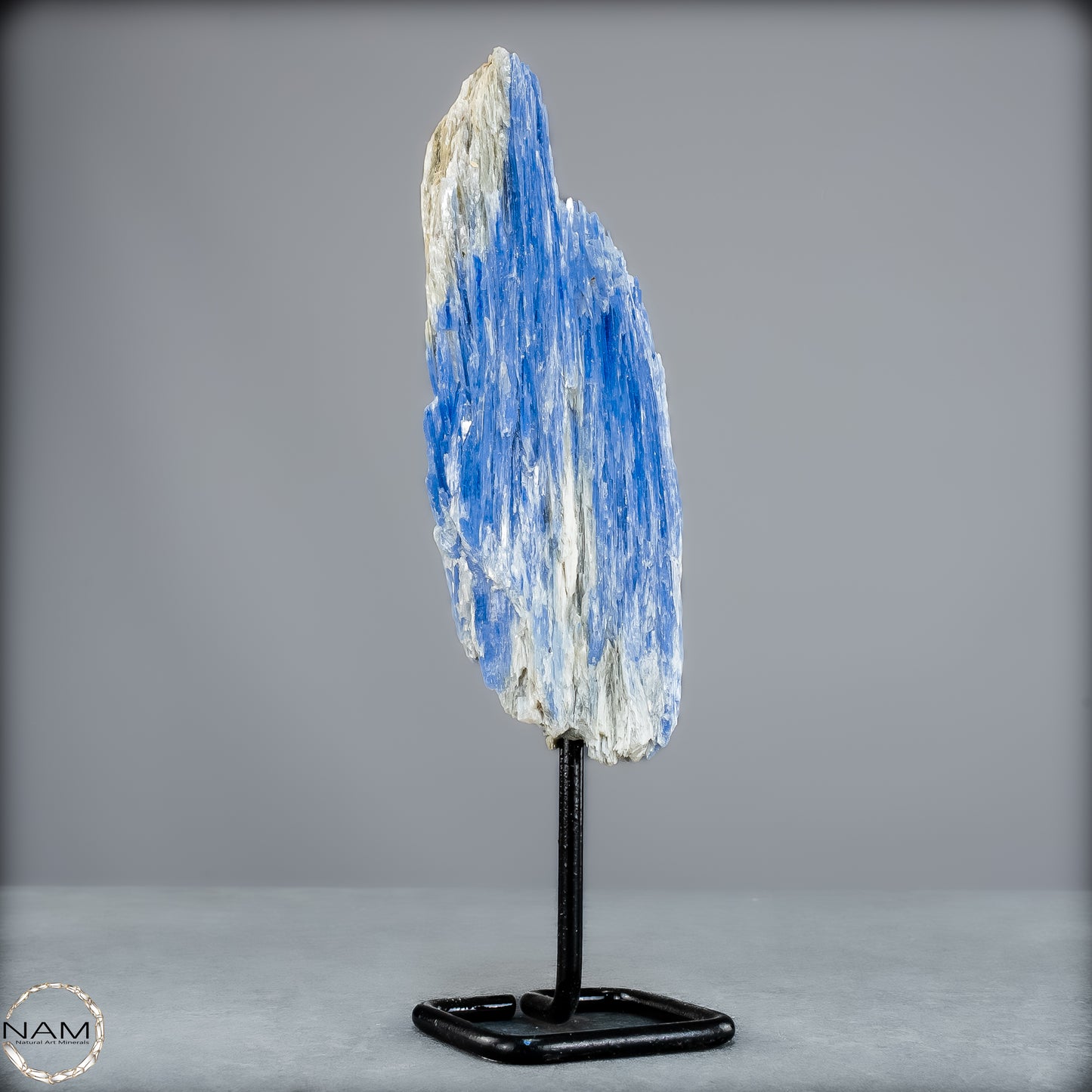 Natürlicher Kyanit-Kristall Cluster auf Ständer aus Brasilien - 487,11g