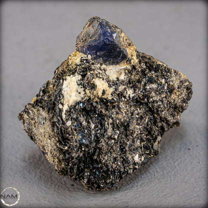 Natürlicher Seltener Saphirekristall auf Matrix - 62,04g