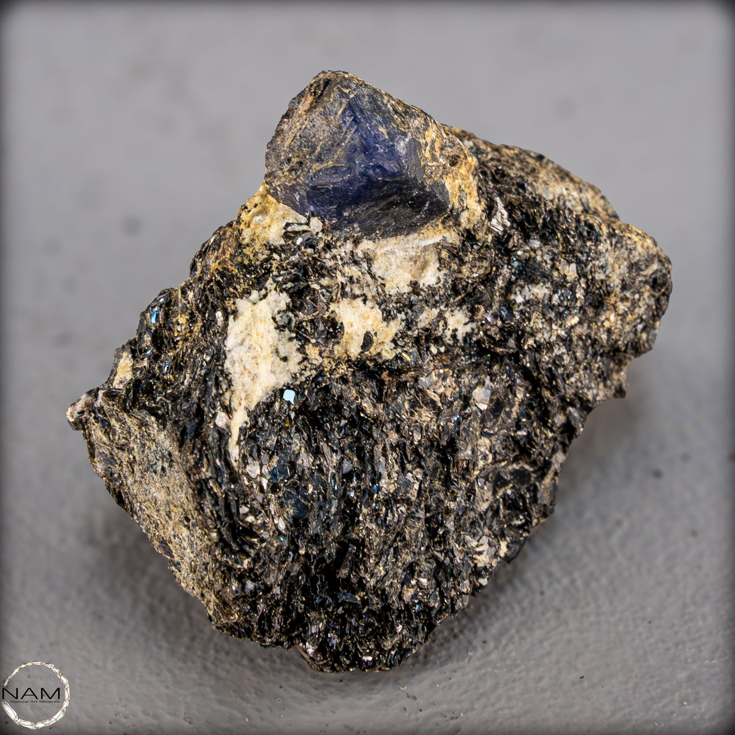 Natürlicher Seltener Saphirekristall auf Matrix - 62,04g