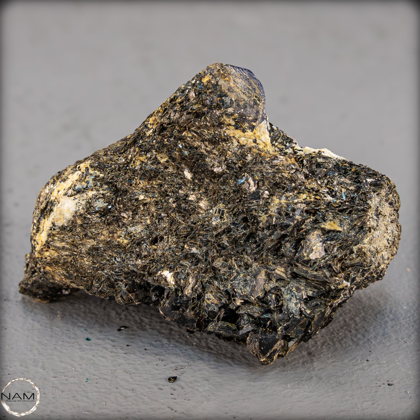 Natürlicher Seltener Saphirekristall auf Matrix - 62,04g