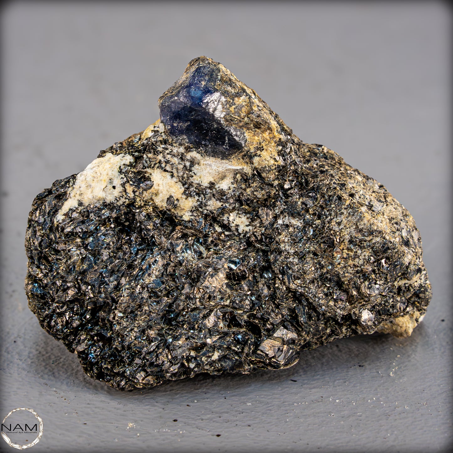 Natürlicher Seltener Saphirekristall auf Matrix - 62,04g