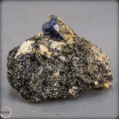 Natürlicher Seltener Saphirekristall auf Matrix - 62,04g