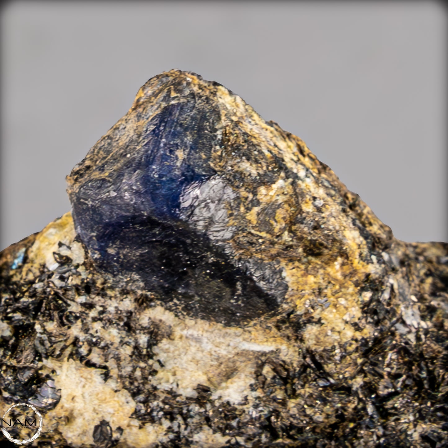 Natürlicher Seltener Saphirekristall auf Matrix - 62,04g