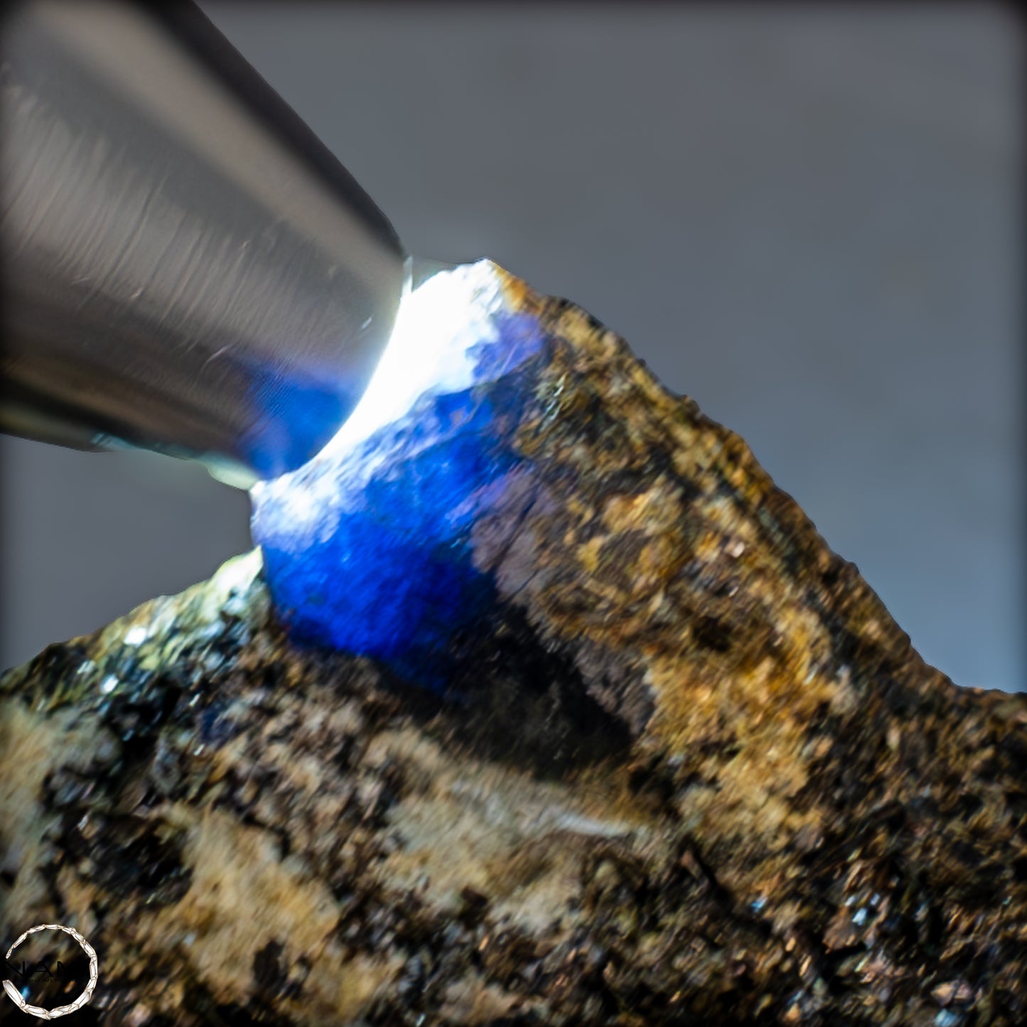 Natürlicher Seltener Saphirekristall auf Matrix - 62,04g