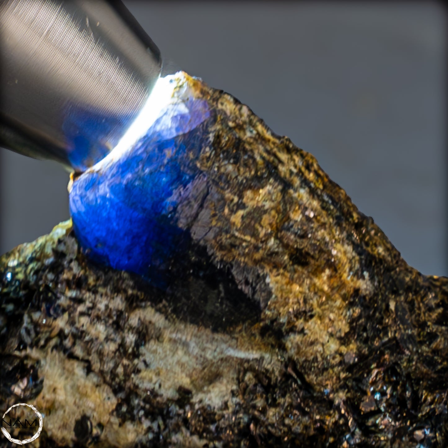 Natürlicher Seltener Saphirekristall auf Matrix - 62,04g