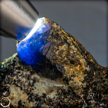 Natürlicher Seltener Saphirekristall auf Matrix - 62,04g