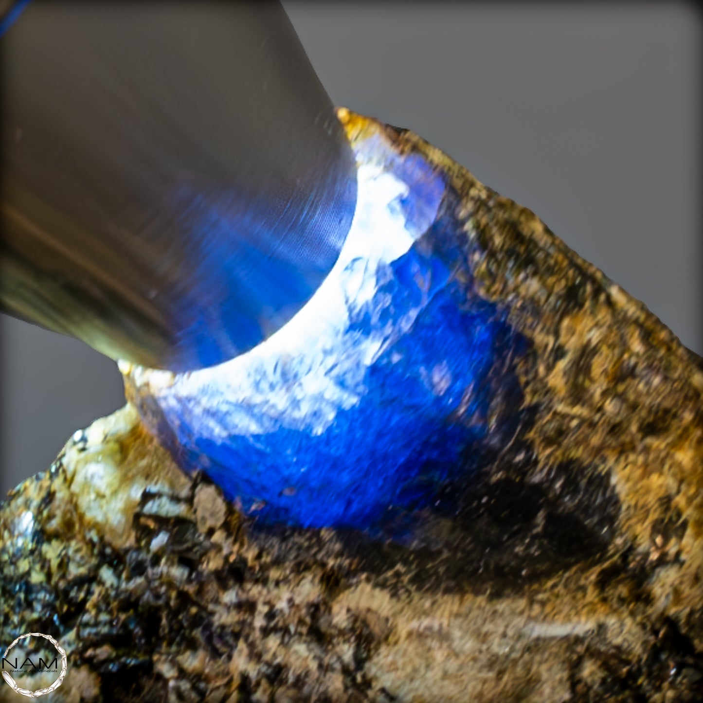 Natürlicher Seltener Saphirekristall auf Matrix - 62,04g